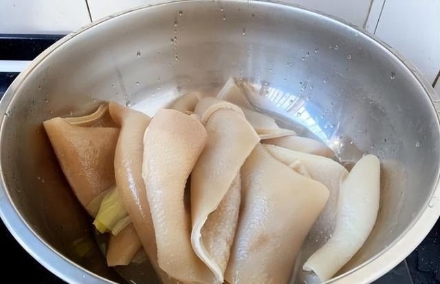  Theo các chuyên gia dinh dưỡng, 100g bì lợn chứa khoảng 26g protein nhưng gần như không có chất béo, vì vậy vừa no lâu, vừa không gây tăng cân như nhiều người vẫn nghĩ.