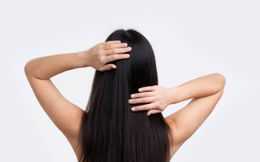 Một trong những nguyên nhân khiến tóc yếu và gãy rụng là do da đầu không được làm sạch triệt để.
