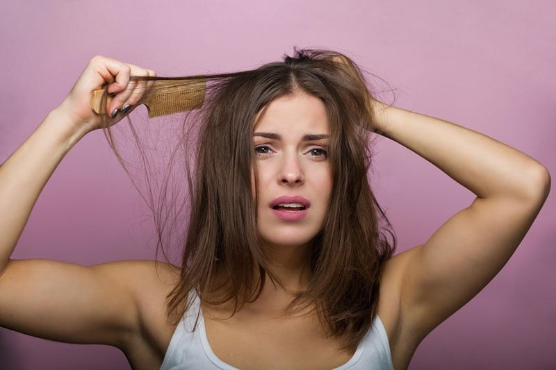 Chỉ cần dành vài phút mỗi tối để massage da đầu, bạn sẽ thấy mái tóc khỏe và dày hơn sau một thời gian.