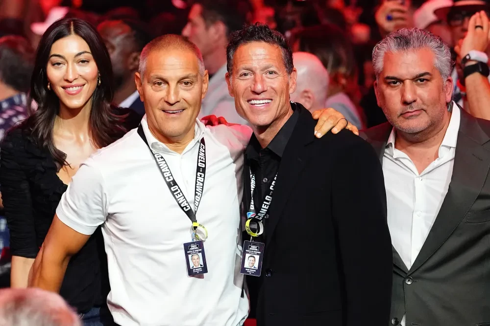 Canelo Alvarez và Terence Crawford đối mặt nhau
