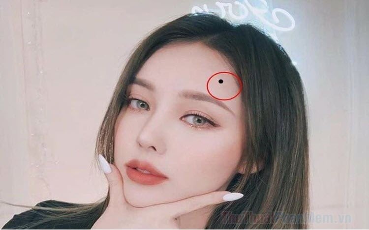 Người sở hữu nốt ruồi ở giữa hoặc hai bên trán thường được coi là người thông minh. Ảnh minh họa