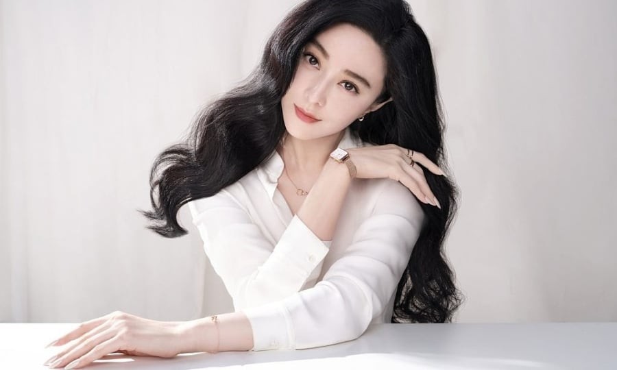 Cô thường dành khoảng 20 phút để da hấp thụ dưỡng chất, sau đó massage nhẹ để kích thích lưu thông máu.