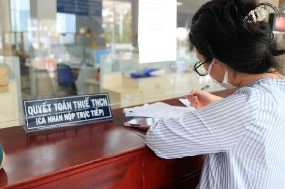 Như vậy, mức giảm trừ 15,5 triệu đồng/tháng cho người nộp thuế theo phương án 2 cao gần gấp 3 lần so với thu nhập bình quân đầu người – cao hơn đáng kể so với mức phổ biến ở nhiều quốc gia (chỉ từ 0,5 đến 1 lần).
