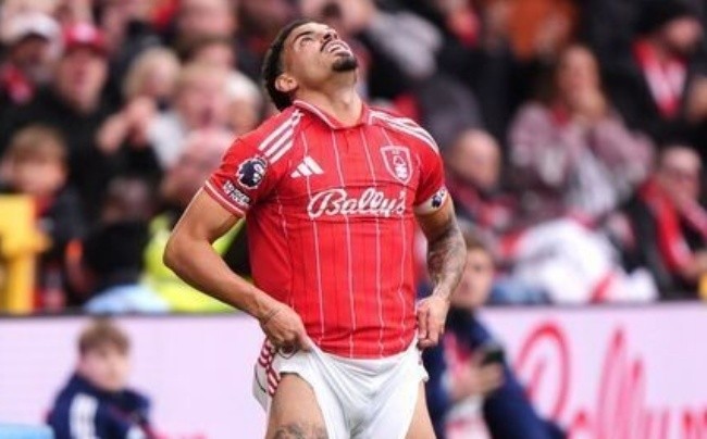 Gibbs-White bỏ lỡ cơ hội ghi bàn.