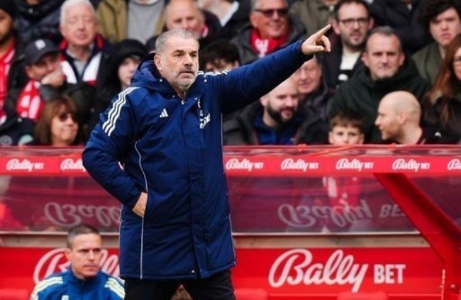 HLV Ange Postecoglou đối mặt áp lực lớn.