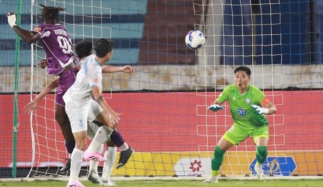 Nam Định thua Becamex TP.HCM ngay trên sân nhà.