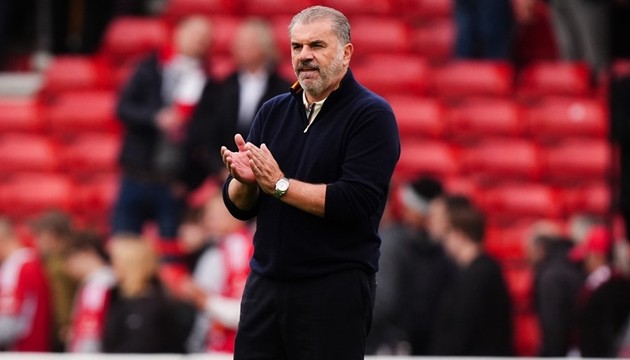 Ange Postecoglou bị sa thải ngay sau trận thua Chelsea.