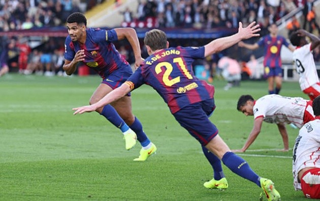 Araujo hòa người hùng vào phút bù giờ