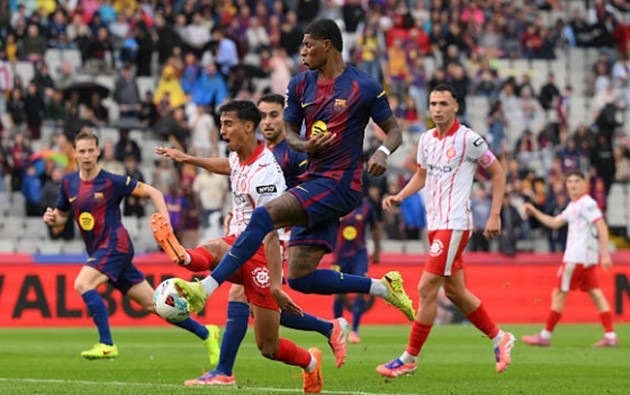 Barca trải qua trận đấu khó khăn trước khi ghi bàn 2-1