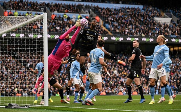 Donnarumma – 7.6 điểm: Thủ thành người Ý thi đấu chắc chắn, thực hiện vài pha cứu thua quan trọng và chỉ huy hàng phòng ngự hiệu quả. Anh giúp Man City giữ sạch lưới trước những pha hãm thành của Beto và Calvert-Lewin.