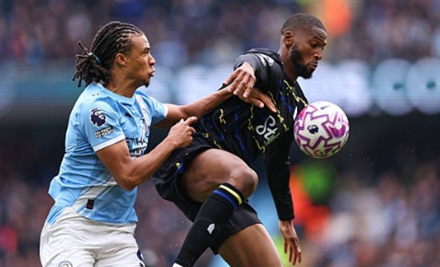 Ake – 7.7 điểm: Thi đấu an toàn hơn so với trận trước, kiểm soát tốt không gian và xử lý điềm tĩnh. Anh là người chỉ huy hàng thủ khi Dias dâng cao.