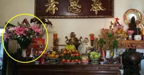Nguyên tắc “Đông bình Tây quả” được xem là chuẩn mực trong thờ cúng: bình hoa nên đặt ở hướng Đông (bên phải theo hướng nhìn từ ngoài vào), còn mâm ngũ quả đặt ở hướng Tây (bên trái).