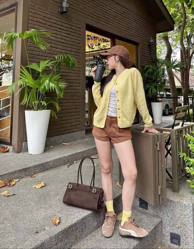 Nếu ballet và Mary Janes đại diện cho sự nữ tính thì sneakers nâu lại mang đến cảm giác năng động, trẻ trung