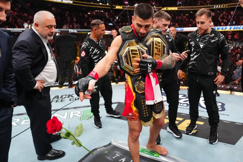 Ilia Topuria sau chiến thắng trước Charles Oliveira tại UFC 317