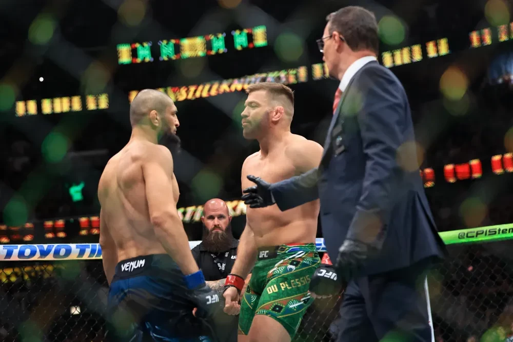 Dricus du Plessis đối đầu Khamzat Chimaev tại UFC 319.