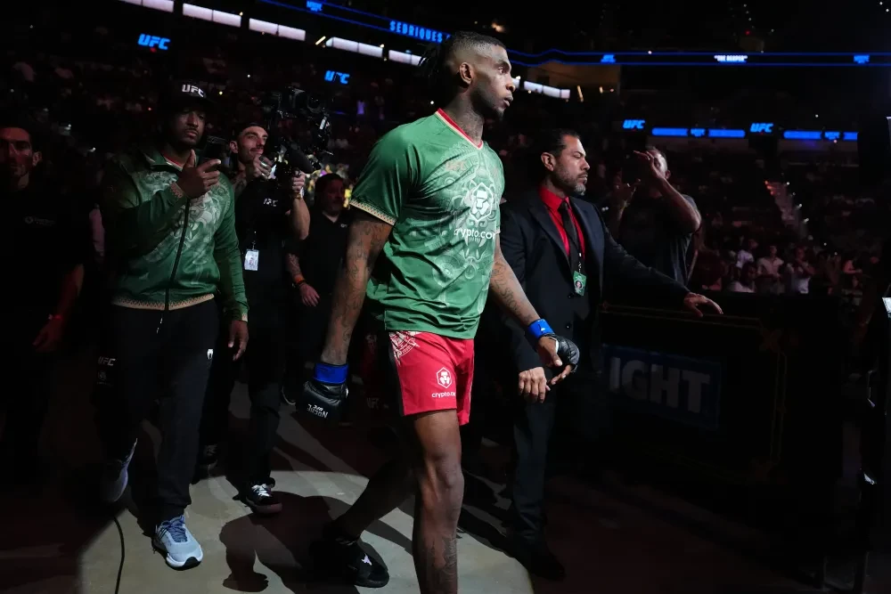 Sedriques Dumas trong trận đấu với Zach Reese tại sự kiện Noche UFC