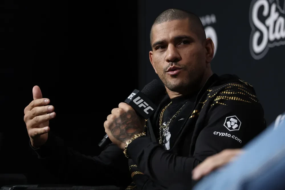 Alex Pereira tại buổi cân thử cho sự kiện UFC Fight Night: Oliveira vs Gamrot