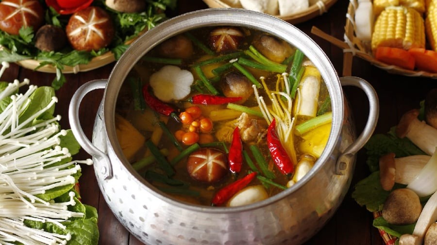 Bạn có thể nấu nước lẩu mà không cần ninh xương bằng cách sử dụng các loại rau củ quả.