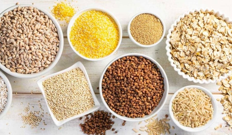 Ngũ cốc nguyên hạt (gạo lứt, yến mạch) và các loại đậu có chỉ số GI thấp hơn so với gạo trắng hoặc bánh mì trắng.