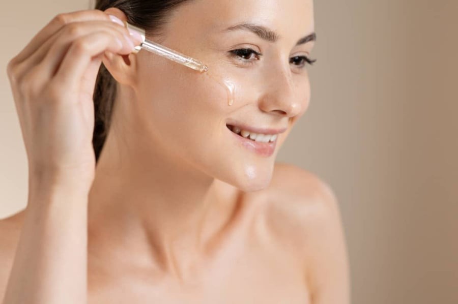 Nên rửa mặt bằng nước ấm vừa phải, sau đó hoàn thành quy trình skincare trước khi ngủ khoảng 1–2 tiếng để da có thời gian “thở”.