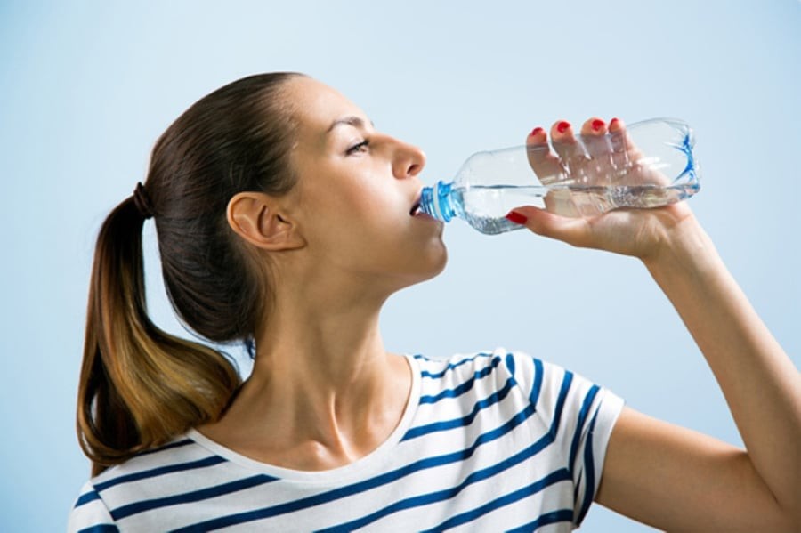 Nếu uống nhiều nước mà vẫn khát, thậm chí khát nhiều hơn, nhất là về đêm hoặc sáng sớm, thì nên cảnh giác. (Ảnh minh họa)