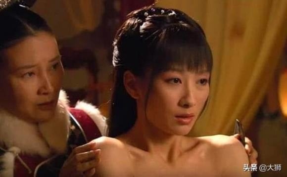 Là người đứng đầu thiên hạ, hoàng đế triều Thanh nắm quyền lực tối thượng, nhưng cũng sống trong khuôn khổ những quy tắc nghiêm ngặt.