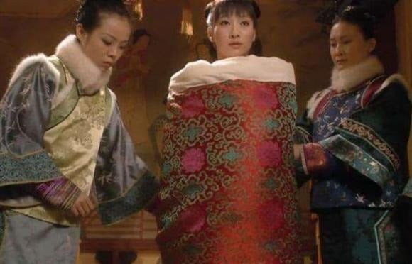 Người được chọn phải tuân thủ mọi nghi lễ, kể cả việc để thái giám quấn chăn và khiêng đến giường vua.