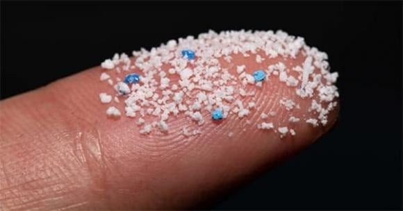 Hạt vi nhựa còn xuất hiện trong các sản phẩm chăm sóc cá nhân như kem đánh răng, tẩy tế bào chết (microbeads), hoặc hình thành từ quá trình phân hủy nhựa lớn trong môi trường.