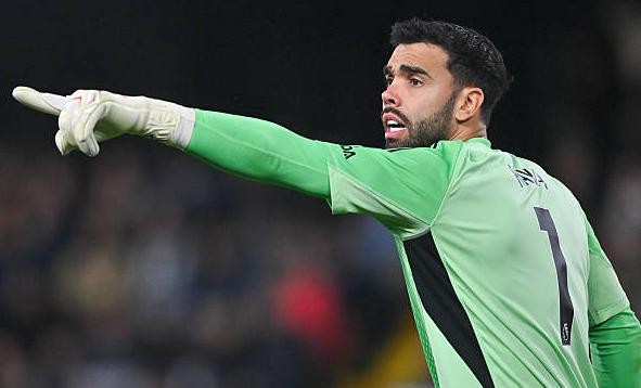 David Raya (6.1): Trải qua một buổi tối tương đối yên tĩnh khi không phải thực hiện bất kỳ pha cứu thua đáng kể nào. Tuy nhiên, anh ấy đã thể hiện sự chắc chắn trong việc kiểm soát khu vực vòng cấm, ra vào hợp lý và xử lý tốt các tình huống bóng bổng.