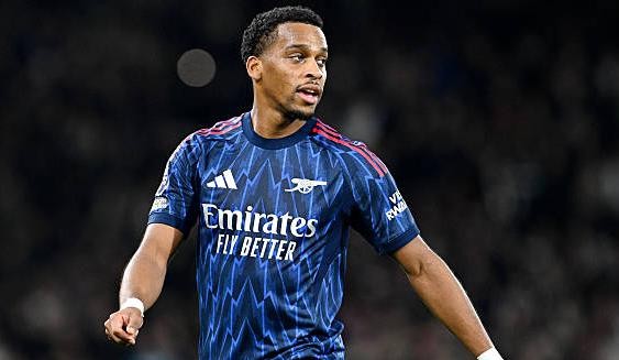 Jurrien Timber (7.5): Một hậu vệ cánh năng nổ, Timber thường xuyên dâng cao để hỗ trợ Bukayo Saka ở hành lang cánh phải. Dù anh ấy có những pha di chuyển thông minh vào một phần ba cuối sân, khả năng tạo ra đột biến ở những vị trí thuận lợi vẫn cần được cải thiện. Về mặt phòng ngự, anh ấy đã thể hiện sự chắc chắn và đáng tin cậy như thường lệ.