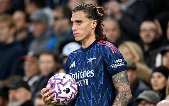 Riccardo Calafiori (7.7): Một cầu thủ cực kỳ thú vị để theo dõi. Anh ấy là một hậu vệ trái nhưng lại sở hữu những phẩm chất của một số 10, với khả năng đi bóng và tạo đột biến đáng kinh ngạc. Calafiori suýt chút nữa đã ghi một trong những bàn thắng đẹp nhất mùa giải nếu không bị thổi phạt việt vị, cho thấy tiềm năng tấn công đáng gờm.