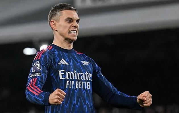 Leandro Trossard (7.9): Là cầu thủ duy nhất tìm được khoảng trống đáng kể bên cánh trái trong hiệp một nhưng không thể tận dụng thành công. Tuy nhiên, anh ấy đã có mặt đúng lúc đúng chỗ để đón đường chuyền từ Gabriel và phá vỡ thế bế tắc, cho thấy khả năng chớp thời cơ và nhạy bén trong vòng cấm.