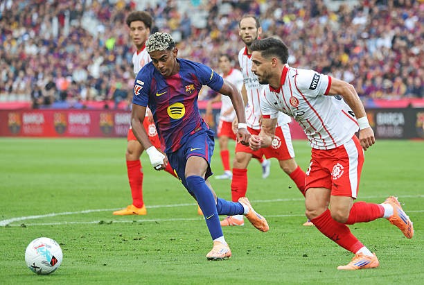 Lamine Yamal liên tục bị các cầu thủ phòng ngự Girona vây chặt.