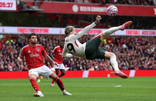 Alejandro Garnacho nhạt nhòa tại City Ground.