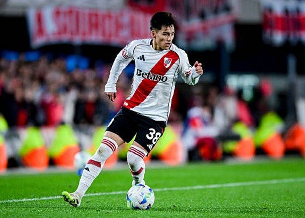 Nhiều ông lớn châu Âu tăm tia Ian Subiabre.