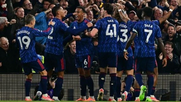Arsenal tận dụng tốt các quả phạt góc để giành 3 điểm