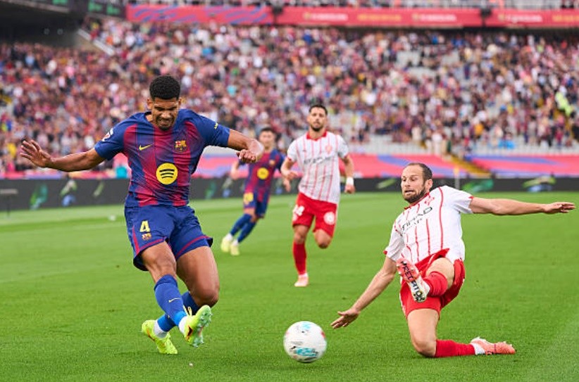 Araujo hóa người hùng Barca.