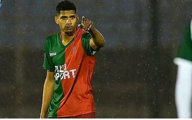 Araujo từng chơi tiền đạo khi còn ở Boston River.