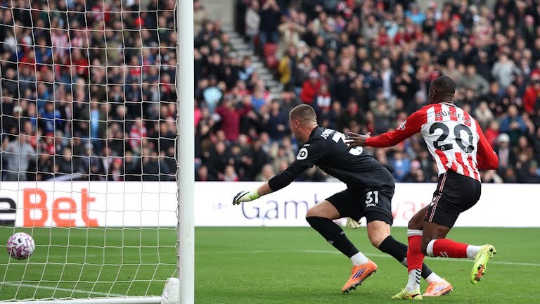  Mukiele ghi bàn mở tỷ số.