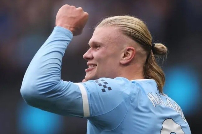 Haaland lập cú đúp vào lưới Everton.