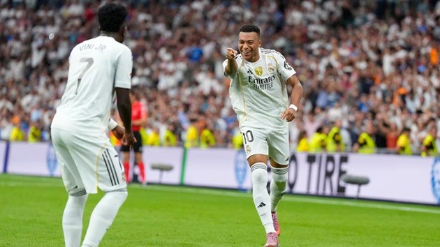 Mbappe thi đấu tốt trên sân khách.