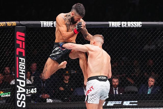 Charles Jourdain tung cú bay gối trong trận đấu tại UFC Vancouver