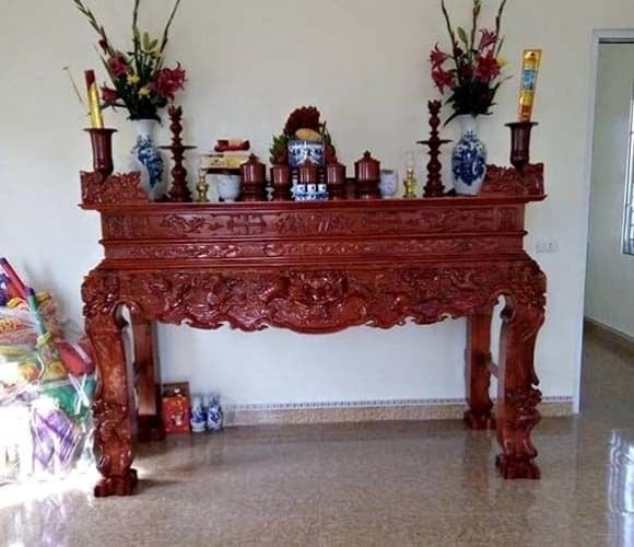 Bát hương là trung tâm linh khí của bàn thờ, nên việc đặt sai vị trí hoặc chông chênh là điều cấm kỵ.