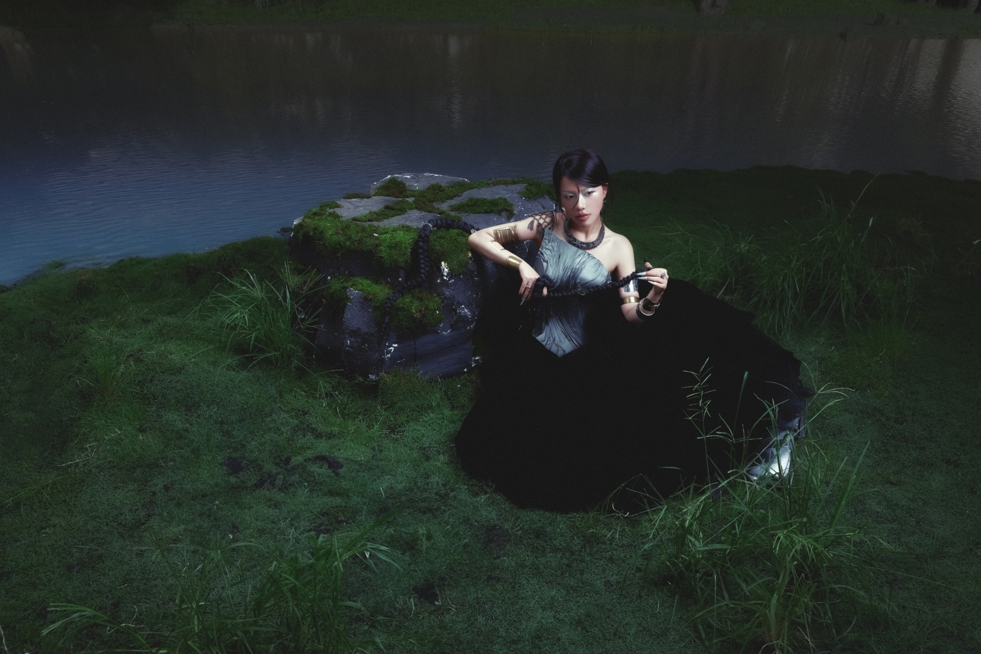 GIUA_MOT_VAN_NGUOI_02