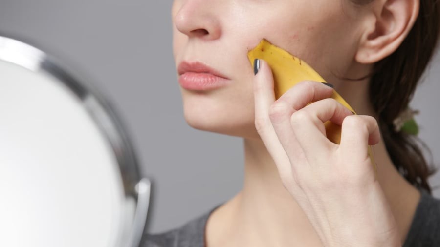Chuối còn giúp cân bằng lượng dầu trên da, hạn chế tình trạng bóng nhờn và tắc nghẽn lỗ chân lông