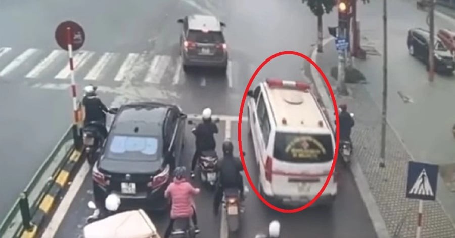 Nhiều ý kiến băn khoăn về việc vượt đèn đỏ để nhường đường cho xe cứu thương, xe chữa cháy… thì có bị xử phạt hay không?