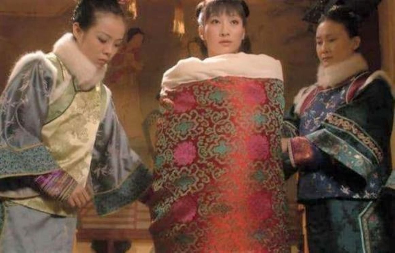 Khi các phi tần tắm rửa sạch sẽ và thoa một số hương liệu lên cơ thể, họ sẽ lên giường nằm, quấn chăn kín người và chờ 3-4 thái giám nâng đến tẩm cung của Hoàng đế. (Ảnh minh họa)