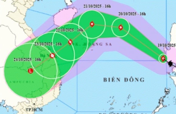 Dự báo đến 16 giờ ngày 20-10, tâm bão Fengshen sẽ ở khoảng 18,2 độ Vĩ Bắc; 115,4 độ Kinh Đông, trên khu vực Bắc Biển Đông, cách quần đảo Hoàng Sa khoảng 380 km về phía Đông Đông Bắc.