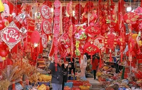 Như vậy, người lao động làm việc vào ngày Tết Âm lịch sẽ được hưởng mức lương ít nhất bằng 300% so với ngày làm việc bình thường, chưa bao gồm tiền lương của ngày lễ, Tết hoặc ngày nghỉ có hưởng lương (đối với người lao động hưởng lương theo ngày).