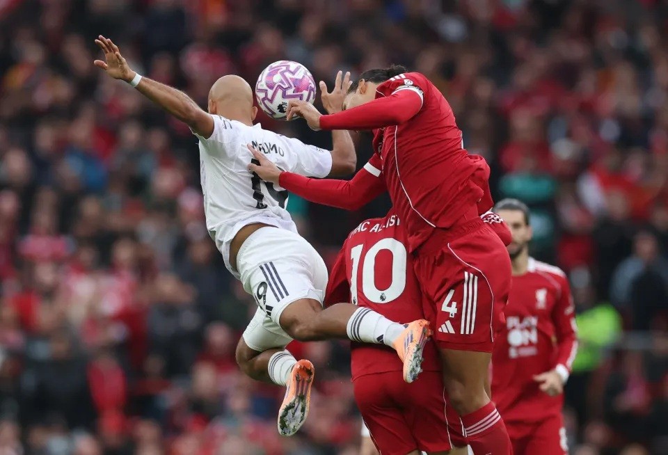 Tình huống khiến Mac Allister nằm sân.